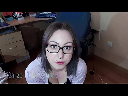 ❤️ Ang Sexy na Babae na may Salamin ay Sumipsip ng Dildo sa Camera ❤️ Sex sa amin