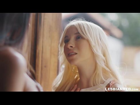 ❤️ Umuwi si Girl pagkalipas ng ilang buwan at kinain niya ang puki ng kanyang madrasta ❤️ Sex sa amin